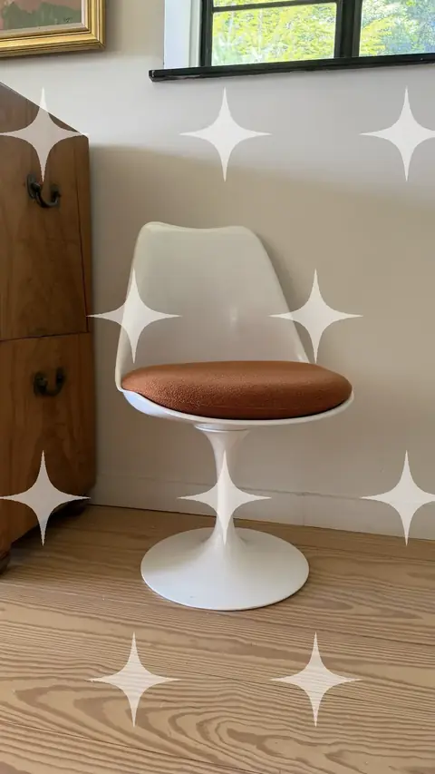 Tulip Chair in a Corner